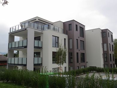 Haus mit Balkonen und Geländern, die von der eberle + partner ag gefertigt wurden